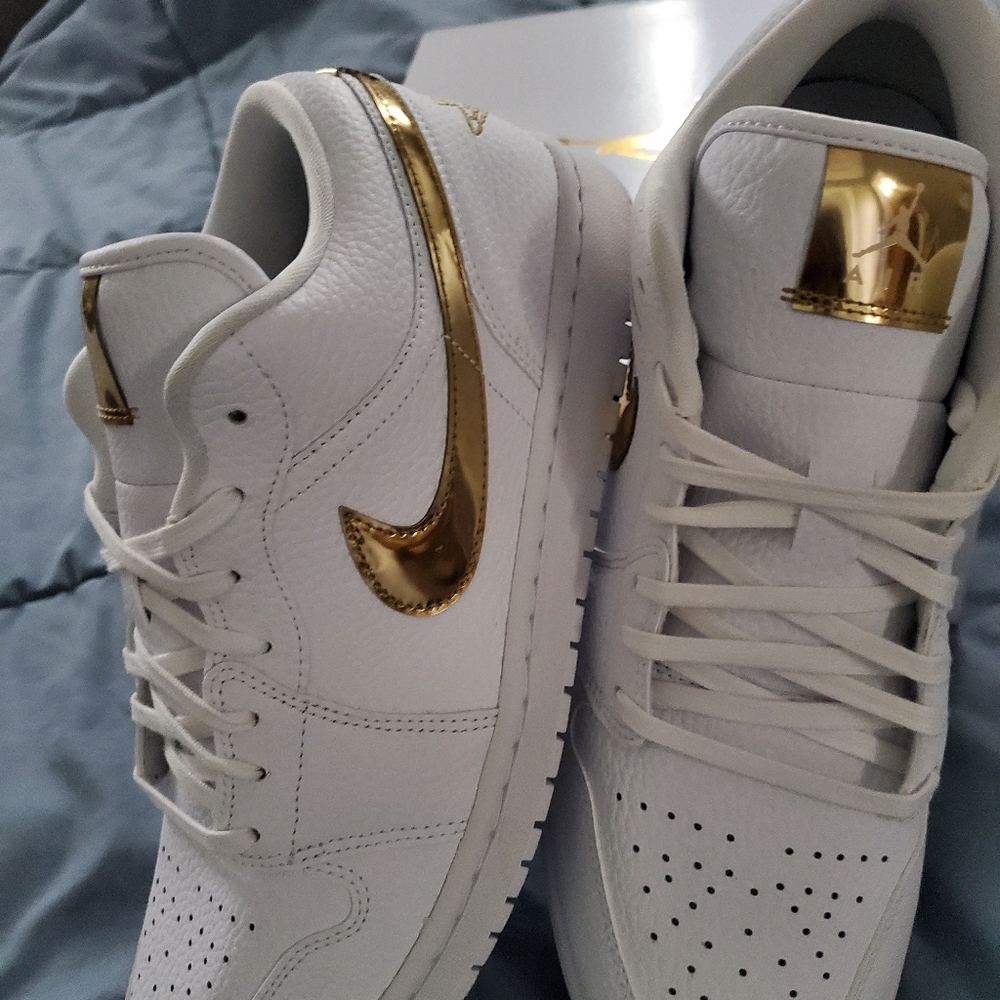 BRAND NEW!! NEVER WORN JORDAN 1 LOWS size 10.5 MEN / 12 Women!🤯🤯🤯 cheap